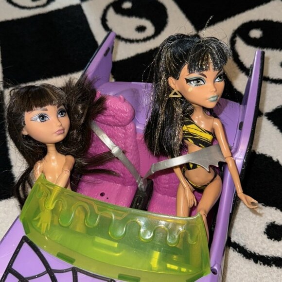 Monster High Purple Convertible with Dolls - Picture 2 of 5